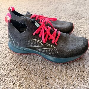 Brooks women’s levitate 5 stealth fit size 9